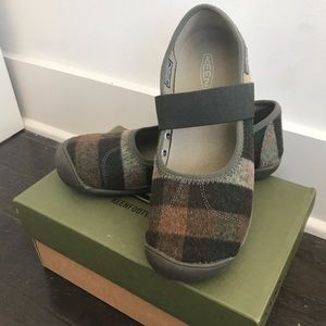 Keen Green Plaid Mary Jane shoes